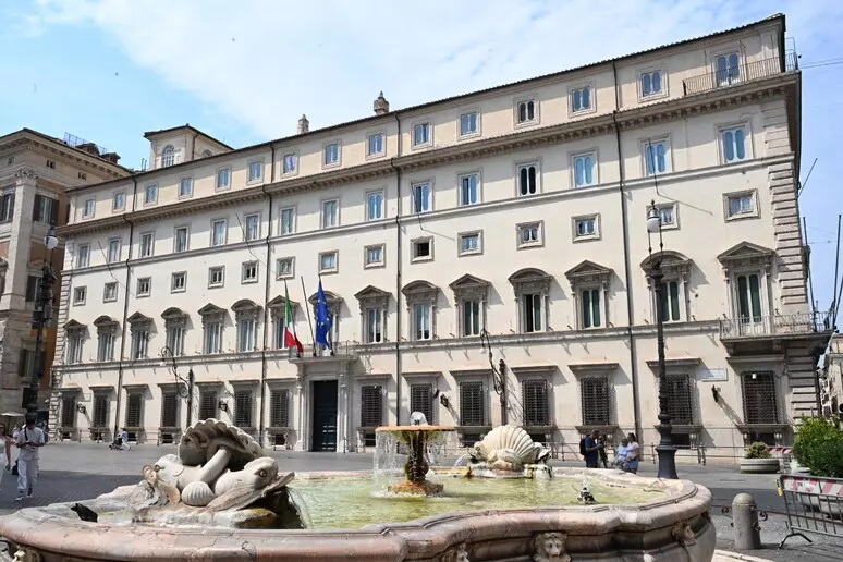 Scuola, il Cdm approva il decreto: tetto agli stranieri e stop a burqa e niqab