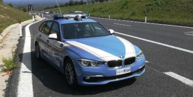 In bicicletta sulla A2, la Polizia lo ferma e scopre che era ricercato