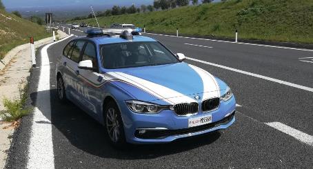 In bicicletta sulla A2, la Polizia lo ferma e scopre che era ricercato
