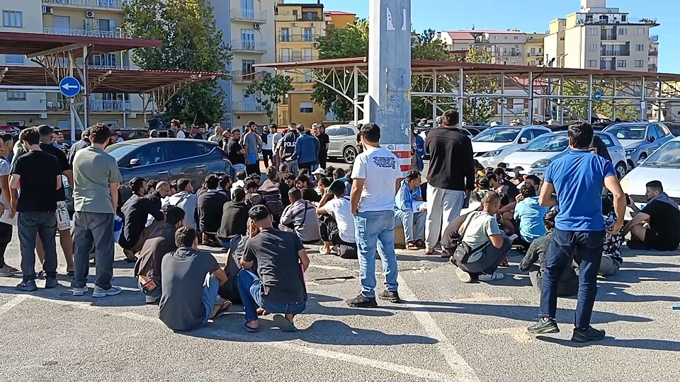 Crotone, trasferiti circa 150 migranti che vivevano in strada: destinazioni in Calabria e Abruzzo