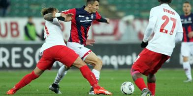 Bari - Crotone in diretta su Rai 2. Un Bari in ascesa contro un Crotone che cerca ancora la sua identit&agrave;