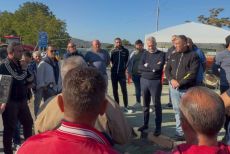 Agricoltori in presidio a Spezzano Albanese, Gallo incontra i manifestanti