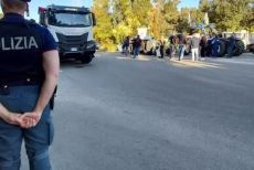 Protesta degli agricoltori, bloccate le autocisterne ai depositi di carburante di Vibo Marina