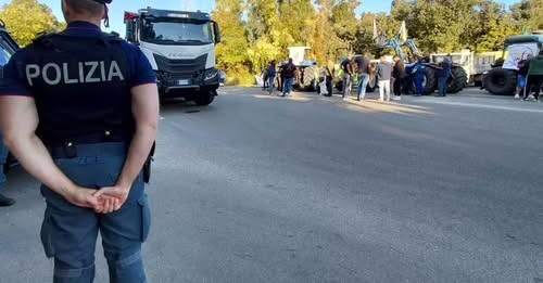 Protesta degli agricoltori, bloccate le autocisterne ai depositi di carburante di Vibo Marina