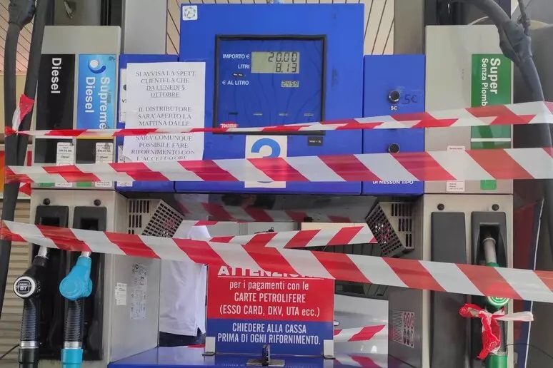 Vibo Valentia, la protesta degli agricoltori blocca i rifornimenti: carburante in esaurimento