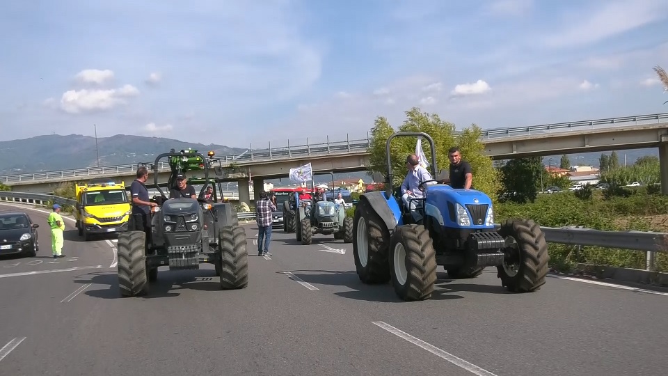 Agricoltori in protesta contro il caro carburanti: trattori in corteo a Lamezia Terme
