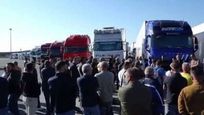 Protesta degli autotrasportatori, sospesi i blocchi in Calabria e Sicilia. Il Governo prepara nuove misure