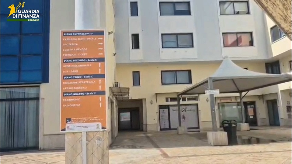 APPALTI PILOTATI SULLE PROTESI E MAZZETTE, 13 INDAGATI A CROTONE E LAMEZIA