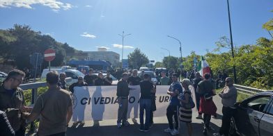Falerna (CZ), protesta degli agricoltori contro il caro carburante: trattori allo svincolo dell&rsquo;A2
