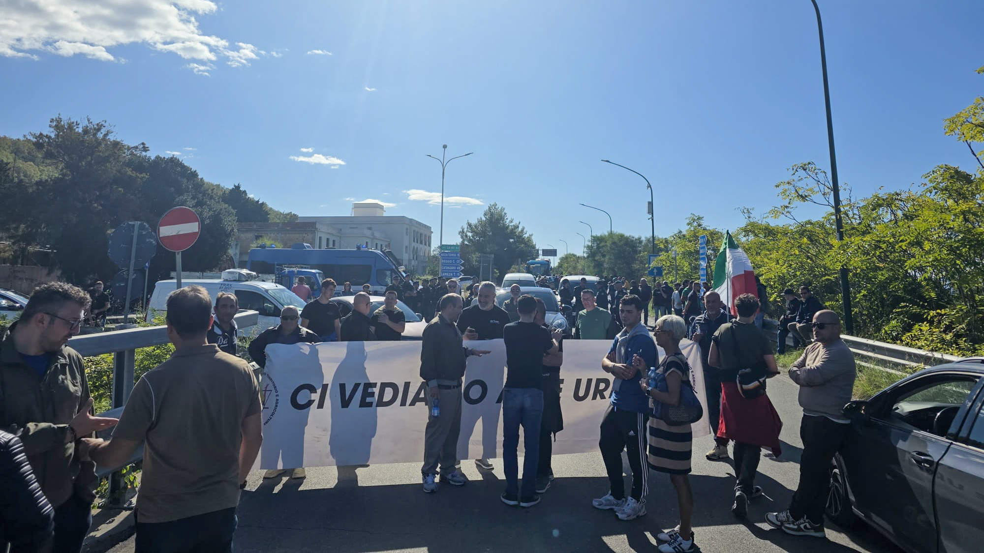 Falerna (CZ), protesta degli agricoltori contro il caro carburante: trattori allo svincolo dell&rsquo;A2