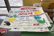 Crotone, polemica sul cartellone &ldquo;A scuola nessuno &egrave; straniero&rdquo;: botta e risposta tra sindacato e preside