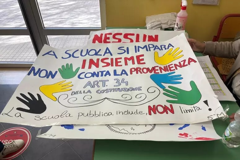 Crotone, polemica sul cartellone &ldquo;A scuola nessuno &egrave; straniero&rdquo;: botta e risposta tra sindacato e preside