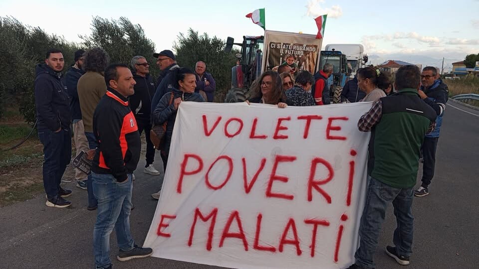 Caro carburanti, la protesta si allarga ai pescatori: sit-in sulla Statale 106 a Corigliano-Rossano