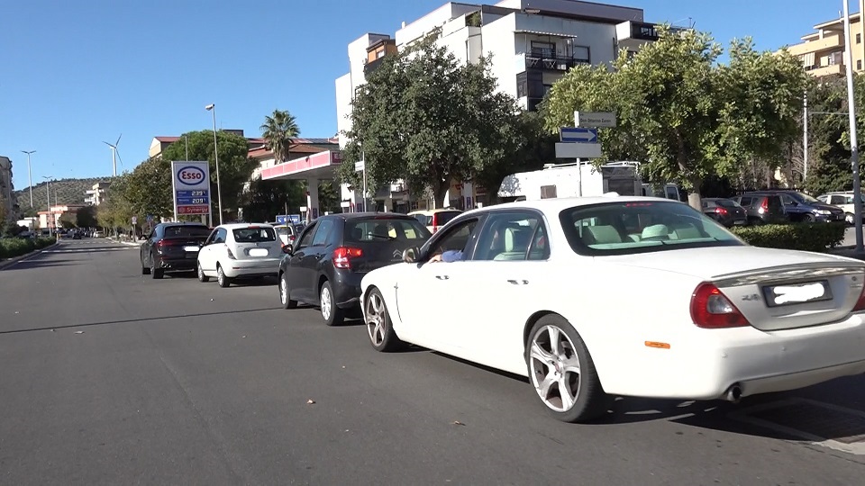 Emergenza carburanti in Calabria, distributori a secco e code interminabili: disagi da Cosenza a Catanzaro e Crotone