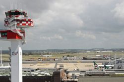 Guasto ai sistemi Enav, traffico aereo dimezzato in Italia: ritardi e cancellazioni