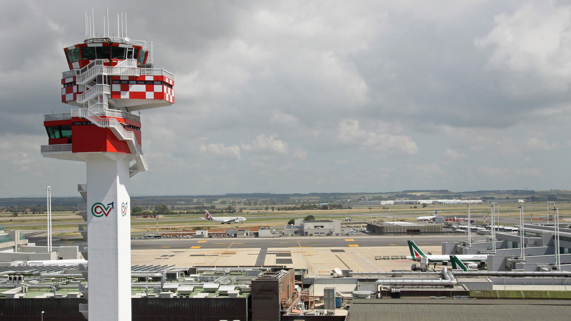 Guasto ai sistemi Enav, traffico aereo dimezzato in Italia: ritardi e cancellazioni
