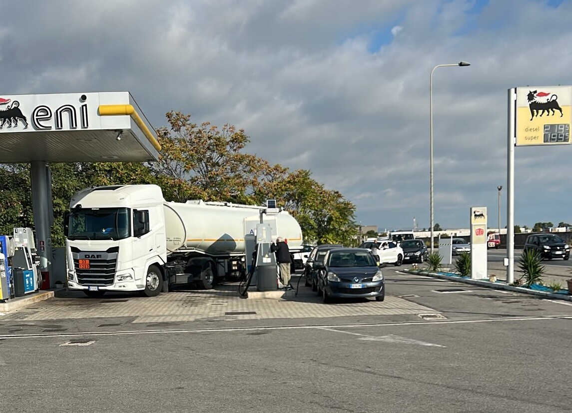 Sciopero degli autotrasportatori, a Crotone cisterne di carburante scortate dalla polizia
