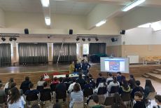Crotone, 20 ottobre 2026 &ndash; Nell&rsquo;ambito della campagna educativa e informativa &ldquo;Una vita da Social&rdquo; della Polizia di Stato, gli operatori della Sezione Operativa per la Sicurezza Cibernetica &ndash; Polizia Postale di Crotone hanno incontrato gli studenti delle 