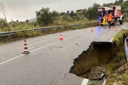 Maltempo nel Crotonese, voragine sulla Sp30: strada chiusa a Belvedere Spinello