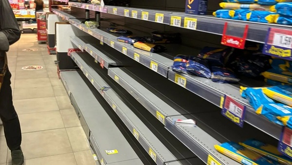 Calabria, scaffali sempre pi&ugrave; vuoti per il blocco dei trasporti: scarseggiano latte, frutta e verdura