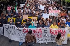 Cosenza, corteo di studenti in centro: traffico paralizzato per la protesta sulla scuola