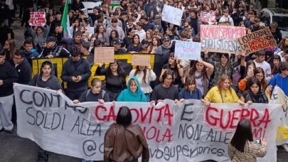 Cosenza, corteo di studenti in centro: traffico paralizzato per la protesta sulla scuola