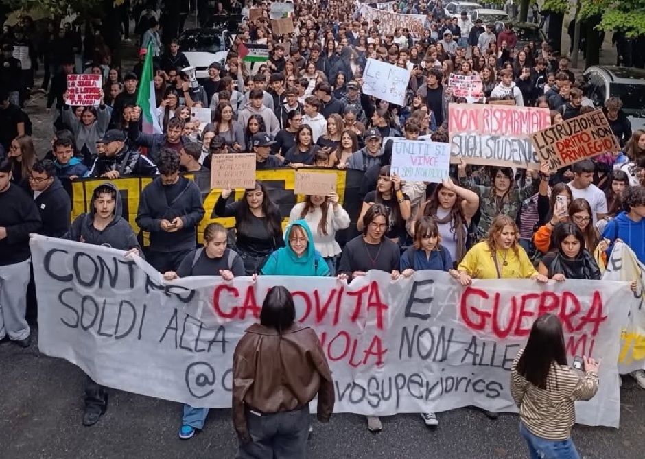 Cosenza, corteo di studenti in centro: traffico paralizzato per la protesta sulla scuola