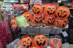 Catanzaro, sequestrati oltre 30 mila prodotti di Halloween non a norma: sanzioni per pi&ugrave; di 100 mila euro