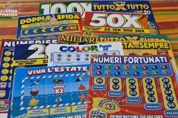 Gratta e Vinci, sequestro da oltre 25 milioni di euro a cinque ex dipendenti: manipolati i sistemi informatici per individuare i biglietti vincenti