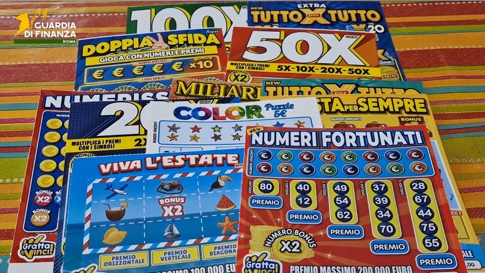 Gratta e Vinci, sequestro da oltre 25 milioni di euro a cinque ex dipendenti: manipolati i sistemi informatici per individuare i biglietti vincenti