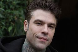 Fedez denunciato per lesioni dopo una lite in discoteca a Milano: quattro giovani al pronto soccorso