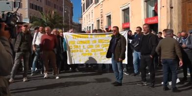 Caro vita e costi insostenibili, agricoltori e autotrasportatori calabresi in piazza a Roma: &laquo;Vogliamo dignit&agrave;&raquo;