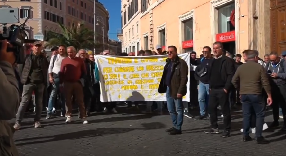 Caro vita e costi insostenibili, agricoltori e autotrasportatori calabresi in piazza a Roma: &laquo;Vogliamo dignit&agrave;&raquo;
