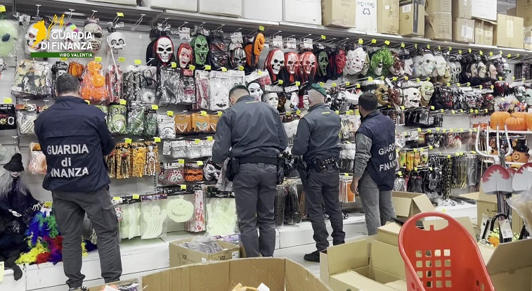 Vibo Valentia, sequestrati oltre 3.400 prodotti di Halloween e bigiotteria